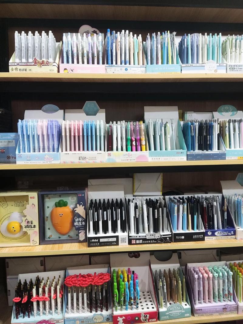 三里湾学生用品文具店 一遍遍调整陈列，柜台上的小生意大智慧